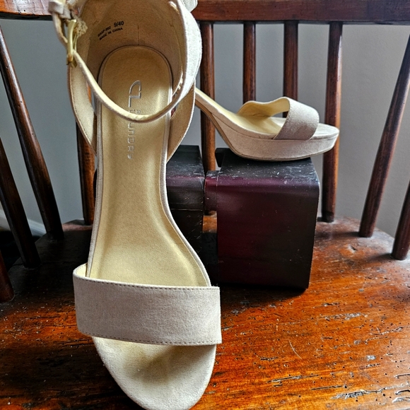 CL by Laundry Shoes - Elegant Cream Platform Sandals Sz 9